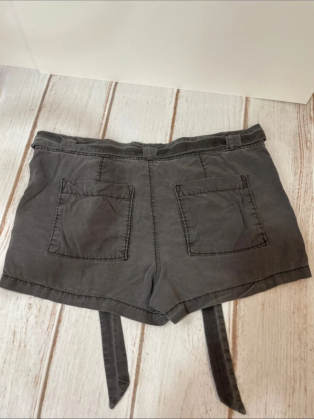 Free People Shorts Casual Tie-Belt Size 8 Charcoal Gray 100% Tencel Distressed